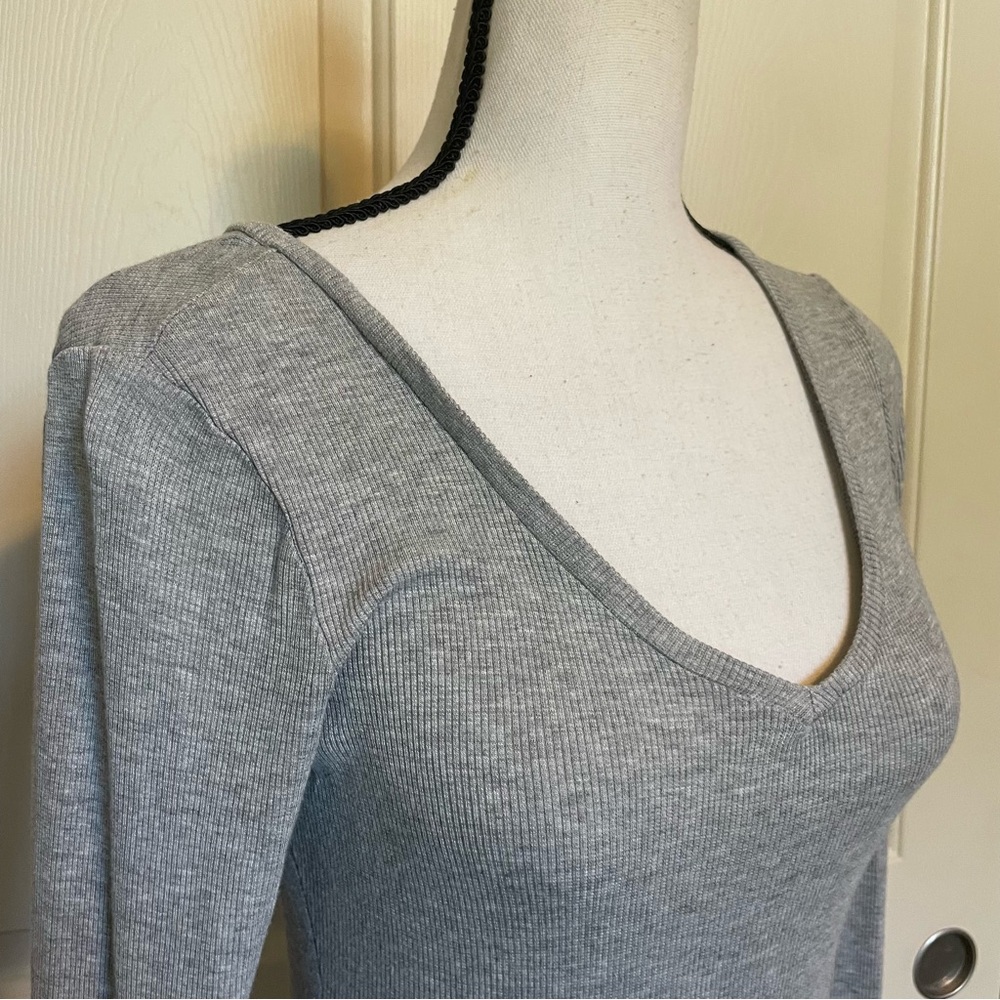 Venus Top Women’s Size Small Gray V-Neck Long Sleeve Ribbed EUC - Picture 5 of 9